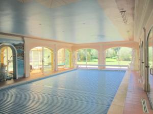 an empty ballroom with a dance floor and windows at U Closu San Petru in Linguizzetta