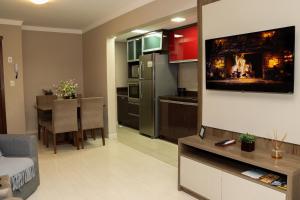 a living room with a kitchen and a dining room at Canela Dreams - Stay House Temporada in Canela