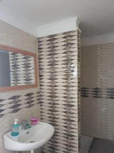 a bathroom with a sink and a shower at Camere individuale cu baie proprie in Timisoara in Timişoara