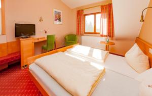 En eller flere senge i et værelse på Hotel Bett & Frühstück