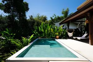 a swimming pool in the backyard of a house at Casas Versos do Mar in Marau