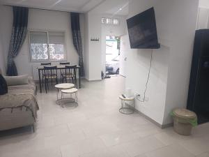 a living room with a couch and a table at Studio en rez-de-chaussée in Hammamet