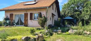 a small house with a garden in front of it at Les Nids de Mesanges Chambre d'hôtes in Selonnet