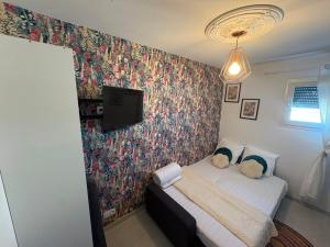 a bedroom with a bed with a floral wallpaper at Prince in Perrigny-lès-Dijon