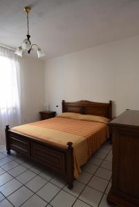 1 dormitorio con 1 cama grande en una habitación en Lungomare, en Marciana Marina