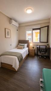 a bedroom with a bed and a desk and a chair at ELAN LEVEL Parla in Parla