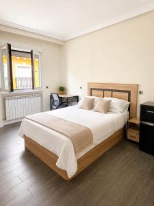 a bedroom with a large bed and a window at ELAN LEVEL Parla in Parla