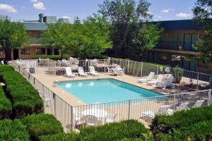 a swimming pool with lounge chairs at Motel 6-Holbrook, AZ in Holbrook