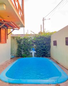 a large blue swimming pool in the middle of a house at Kadosh Pipa Hospedagem in Pipa