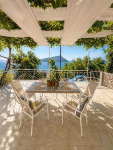 a table and chairs with a view of the ocean at THEONprivehouse in Koinyra