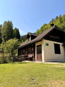 an old building with a sign that reads university at Umundumhütte in Katsch an der Mur