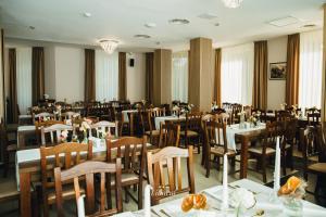 ein Esszimmer voller Tische und Stühle in der Unterkunft Hotel Liliacul in Cluj-Napoca