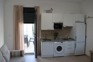 a kitchen with a refrigerator and a washing machine at Estudio Puerto Isla in Isla Cristina