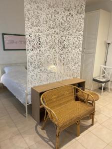 a bedroom with a desk and a chair and a bed at Oleander House apartments in Torri del Benaco