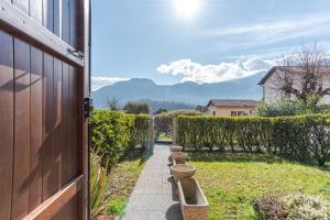 a pathway leading to a house with a fence at Lenno Glamour in Lenno