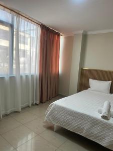 a bedroom with a bed and a large window at Hotel Danmar in Ventanas