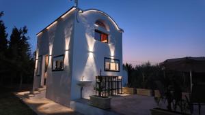 a white house with a sink in a yard at le petit paradis in Chaba Remada