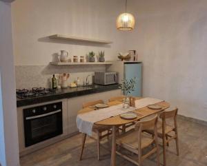 a kitchen with a table with chairs and a stove at Chalé Alta Vista Acuruí in Itabirito