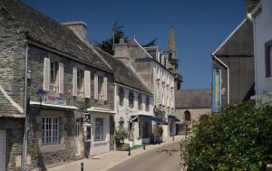 an empty street in an old town with buildings at "Chez mémé" in Locquirec