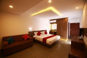 Llit o llits en una habitació de Silver Storm Resort Athirappilly