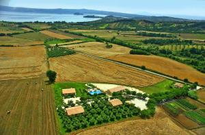 una vista aerea di un’azienda agricola in un campo di Agriturismo Le Ginestre a Capodimonte