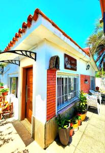 a small building with plants in front of it at Bed and Breakfast Omas Huisje in Ciudad de la Costa