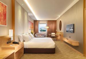 um quarto de hotel com uma cama e uma escrivaninha em Sunway Putra Hotel Kuala Lumpur em Kuala Lumpur