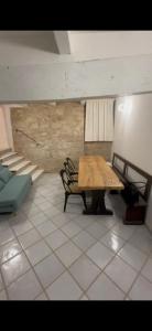ein Zimmer mit einem Holztisch und einer Bank in der Unterkunft Il Nido delle Marche in Sarnano