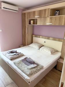 a bed with two towels on it in a room at Apartmani Erdeljanov in Soko Banja