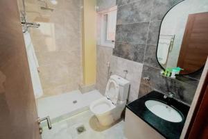 HAMDAN Hotel في هرجيسا: حمام مزود بمرحاض ومغسلة ومرآة