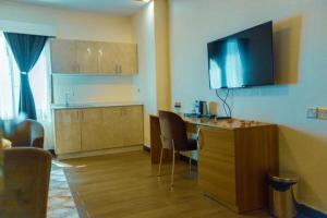 HAMDAN Hotel في هرجيسا: مطبخ به طاولة ومنضدة مع كراسي