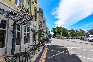 een straat met tafels en stoelen aan de zijkant van een gebouw bij You Yueh in Anping