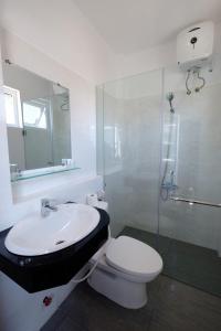 uma casa de banho com um lavatório, um WC e um chuveiro em The Times Hotel em Hue