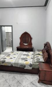 a bedroom with a large bed and a mirror at مفروشة السعادة in Tlemcen