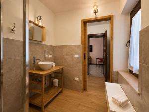 a bathroom with a sink and a mirror at Casa Runcis in Cavasso Nuovo