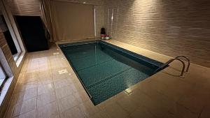 an empty swimming pool in a building at شاليهات تولين in Taif