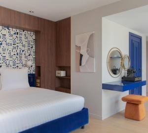 a bedroom with a bed and a mirror at Hotel Leev Miromesnil & Spa in Paris +59 photos