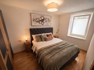 a bedroom with a large bed and a window at Murleben Top 05 in Stadl an der Mur