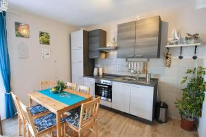 Kuchyň nebo kuchyňský kout v ubytování Apartment Stella + 10 fotografií
