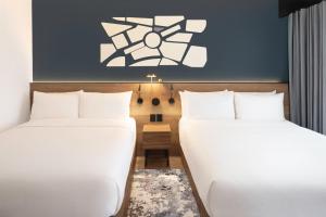 two beds sitting next to each other in a room at Le Méridien Mexico City Reforma in Mexico City