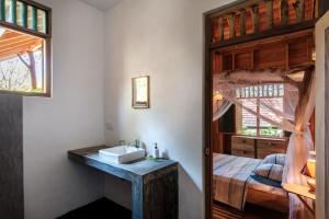 En eller flere senger på et rom på Manthally Cabanas