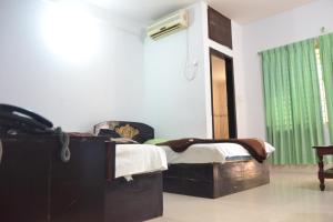 1 dormitorio con 1 cama en una habitación con ventana en Hotel Shams Plaza, en Cox's Bazar