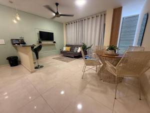 ein Wohnzimmer mit Sofa, Tisch und Stühlen in der Unterkunft Oasis Olmos in Cereté