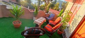 a group of chairs and potted plants on a balcony at Suma Uta in Copacabana