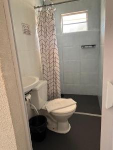 a bathroom with a toilet and a sink at Cantinho da Nonna in Morretes