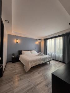 a bedroom with a large bed and a large window at La Casona in Fortuna