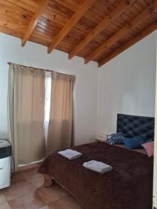 a bedroom with a bed with two towels on it at Alojamiento temporario 2 in Lanús