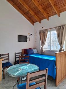 a room with a bed and a table and chairs at Alojamiento temporario 2 in Lanús