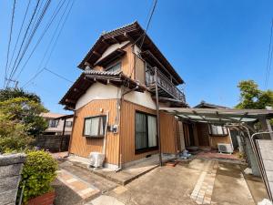 a wooden house with a roof at Masugataya Ryokan in Tako