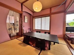 a dining room with a table and chairs at Masugataya Ryokan in Tako